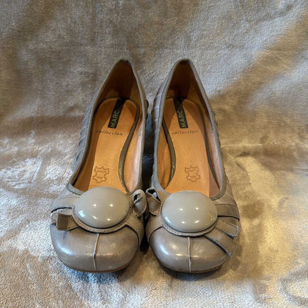 Grey pumps
